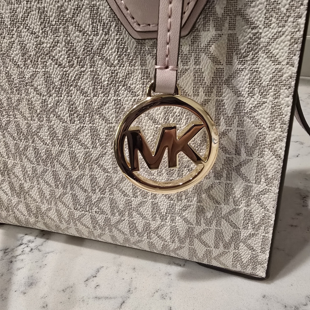 Michael Kors Mercer messenger crossbody purse, pink and cream bag - Picture 4 of 10